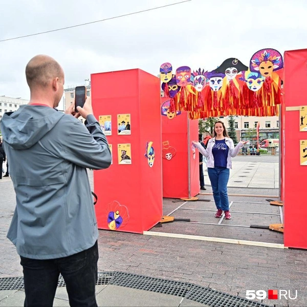 Некоторые зрители не могли пройти мимо ярких фотозон | Источник: Василина Любимова / 59.RU