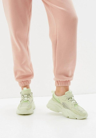 Пора купить новые кроссовки: 10 стильных моделей, которые подойдут к любой одежде
