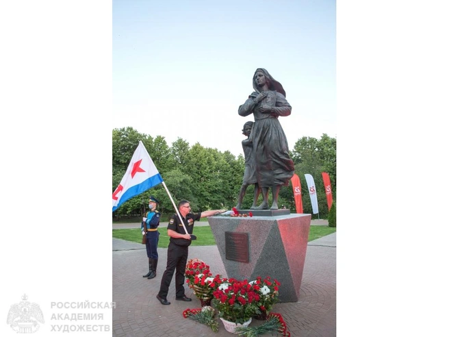 Памятник установили в центре Парка Победы, недалеко от Вечного огня | Источник: Российская Академия Художеств