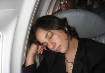 Ученые советуют воздержаться от сна во время взлета и посадки