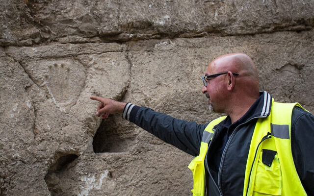 Как в фильмах об искателях сокровищ: на стене рва в Иерусалиме нашли изображение ладони