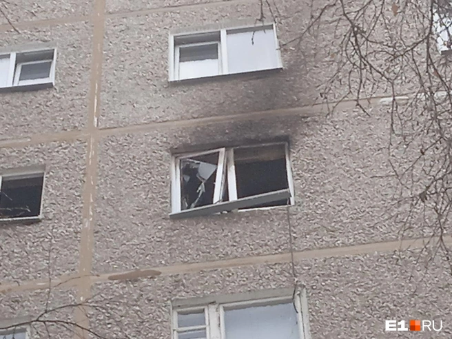Выбило окна не только квартиры, но и подъезда | Источник: читатель E1.RU