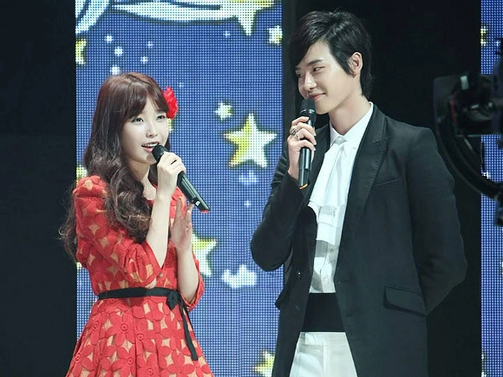 IU и Ли Чон Сок в 2012 году | Источник: Inkigayo
