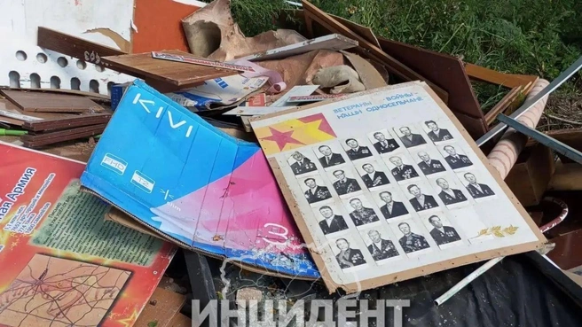 Плакаты вынесли из школы вместе с другими ненужными вещами | Источник: Инцидент Кузбасс / telegram