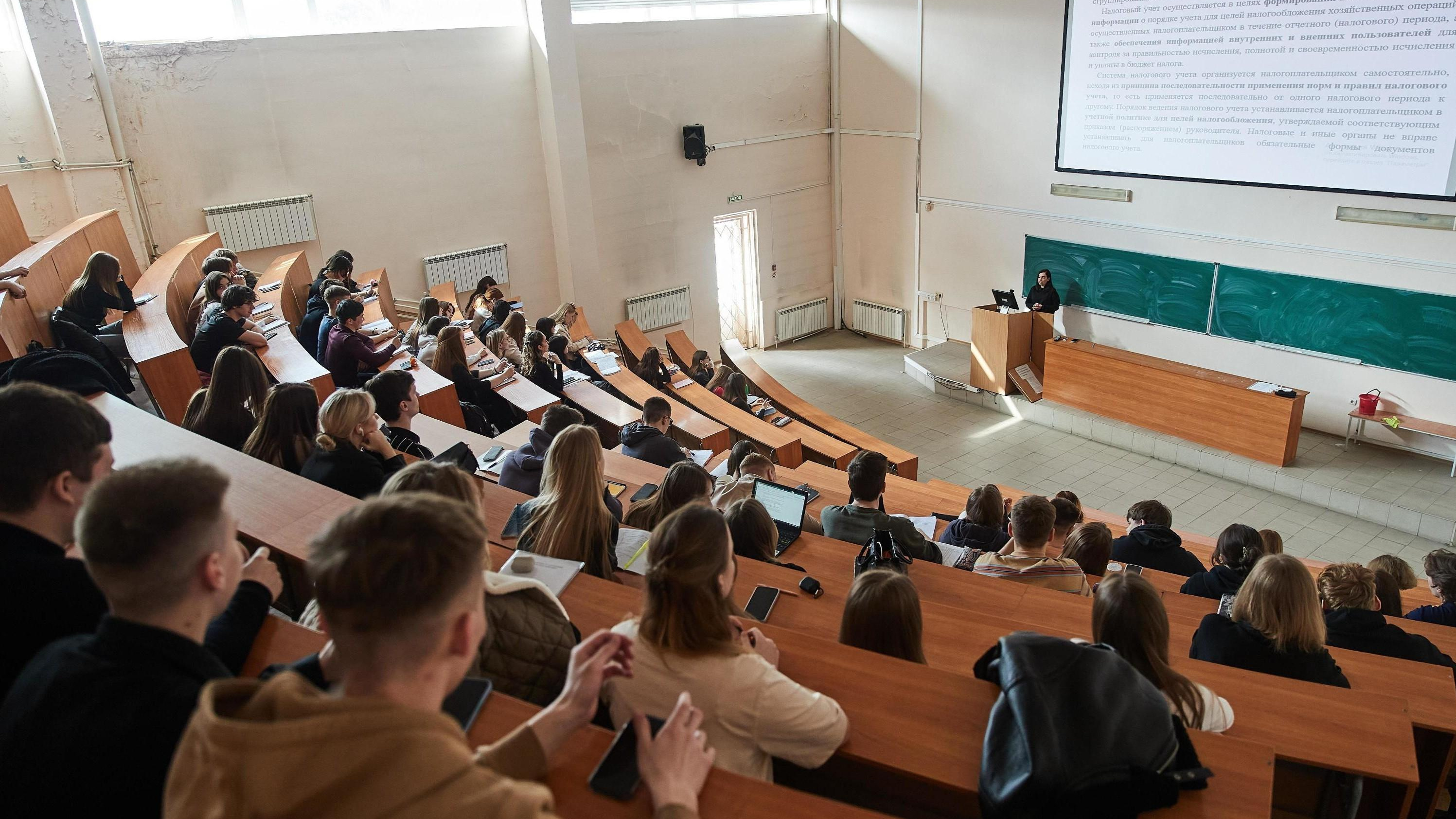 Учебник под подушку, «халява приди» и 5 рублей под пятку: преподаватели вузов рассказали о приметах перед сессией