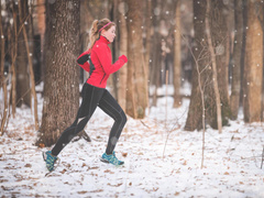 Как заниматься спортом зимой: 5 советов от тренера по бегу