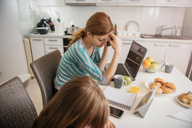 Женщины страдают мигренью чаще мужчин | Источник: Shutterstock.com