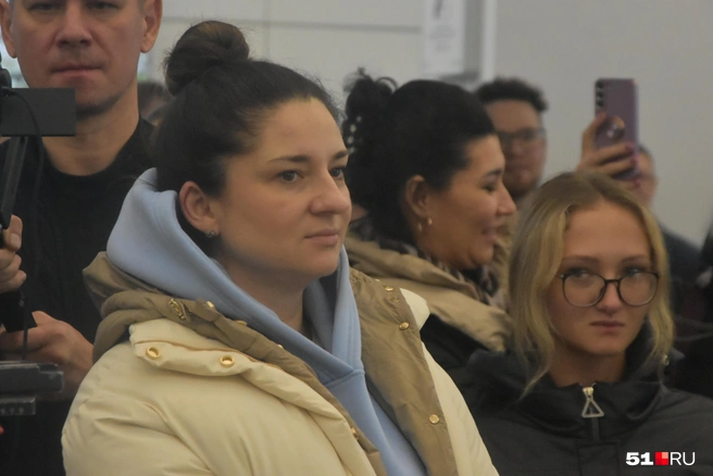 Люди наблюдали за торжественным приемом | Источник: Александра Балаба