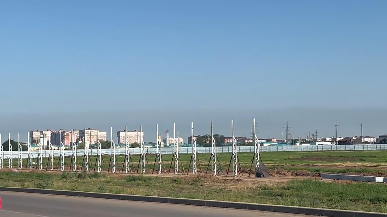 Начали строить. Территорию нового большого парка в Краснодаре обносят забором