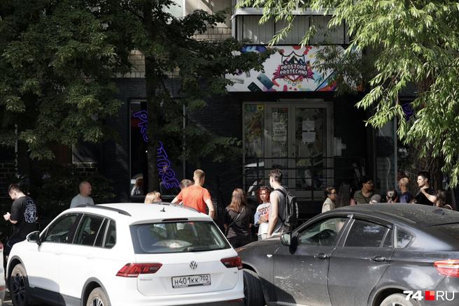 До трех тысяч выросло число обманутых покупателей магазина дешевых айфонов из ОАЭ в центре Челябинска