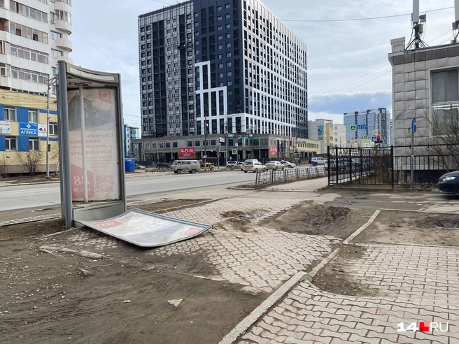 Конечно, мы рассказываем про состояние проезжей части. Но не обратить внимание на такие разбитые тротуары и беспорядок просто невозможно | Источник: Надежда Ефимова / 14.RU