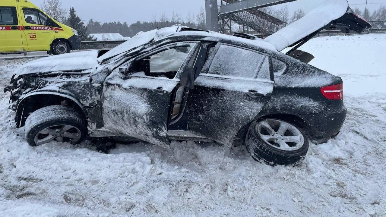 BMW улетела в кювет на трассе под Тюменью. Пострадали дети