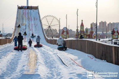 В Благовещенске демонтируют новогодний декор и горку