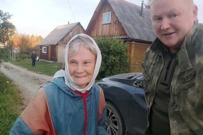 Бабушка застряла в болоте рядом с медведями