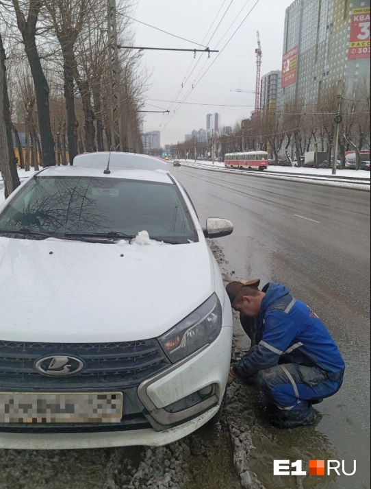 Водители уверяют, что глубокую выбоину на проспекте не видно из-за того, что она находится под лужей | Источник: читатель E1.RU