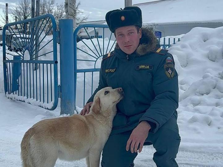 Спасателя из Башкирии, забравшего себе домой собаку после пожара, показали по ТВ