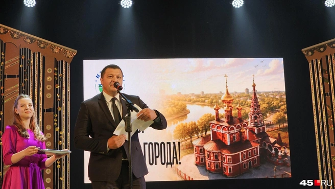 Глава города Кургана Антон Науменко вскрывает конверт с имена почетных граждан | Источник: Дарья Никитченко / 45.RU