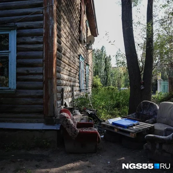 Сколько лет здесь стоит эта мебель? | Источник: Евгений Софийчук / NGS55.RU