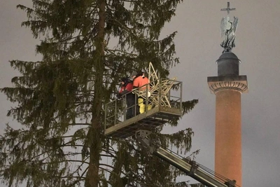 St. Petersburg's main Christmas tree removed from Palace Square