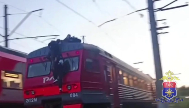 Четырех подростков-зацеперов сняли с последнего вагона электрички в Ломоносове | Источник: Транспортная полиция СЗФО