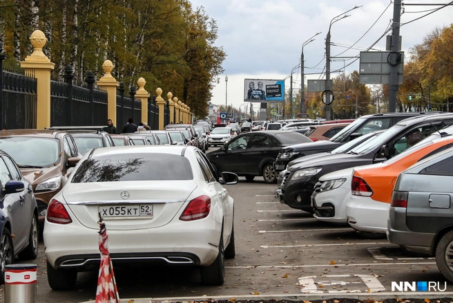 На парковке возле «Швейцарии» найти свободное место иногда невозможно. Посетителям парка приходится уезжать во дворы напротив | Источник: Наталья Бурухина