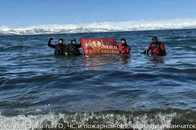 Водолазы развернули флаг Победы на дне Авачинской бухты