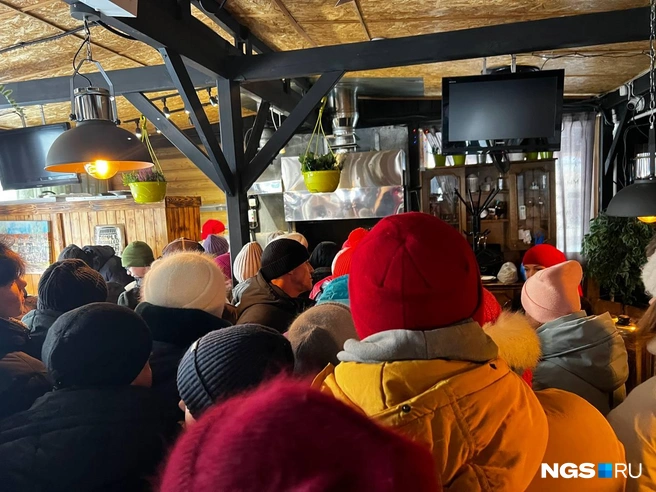 Понять, что это очередь, у журналистов вышло далеко не сразу: уж слишком неорганизованной она получилась | Источник: Андрей Бортко / NGS.RU