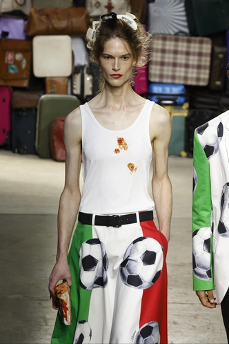 Moschino ss25 | Источник: Legion Media