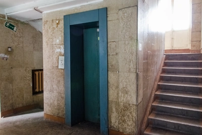 Лифт сорвался в многоэтажном доме в центре Волгограда