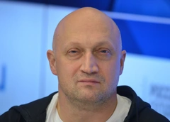 Гоша Куценко отмечает 54-летие, а беременная Юлианна Караулова снялась топлес: соцсети звезд