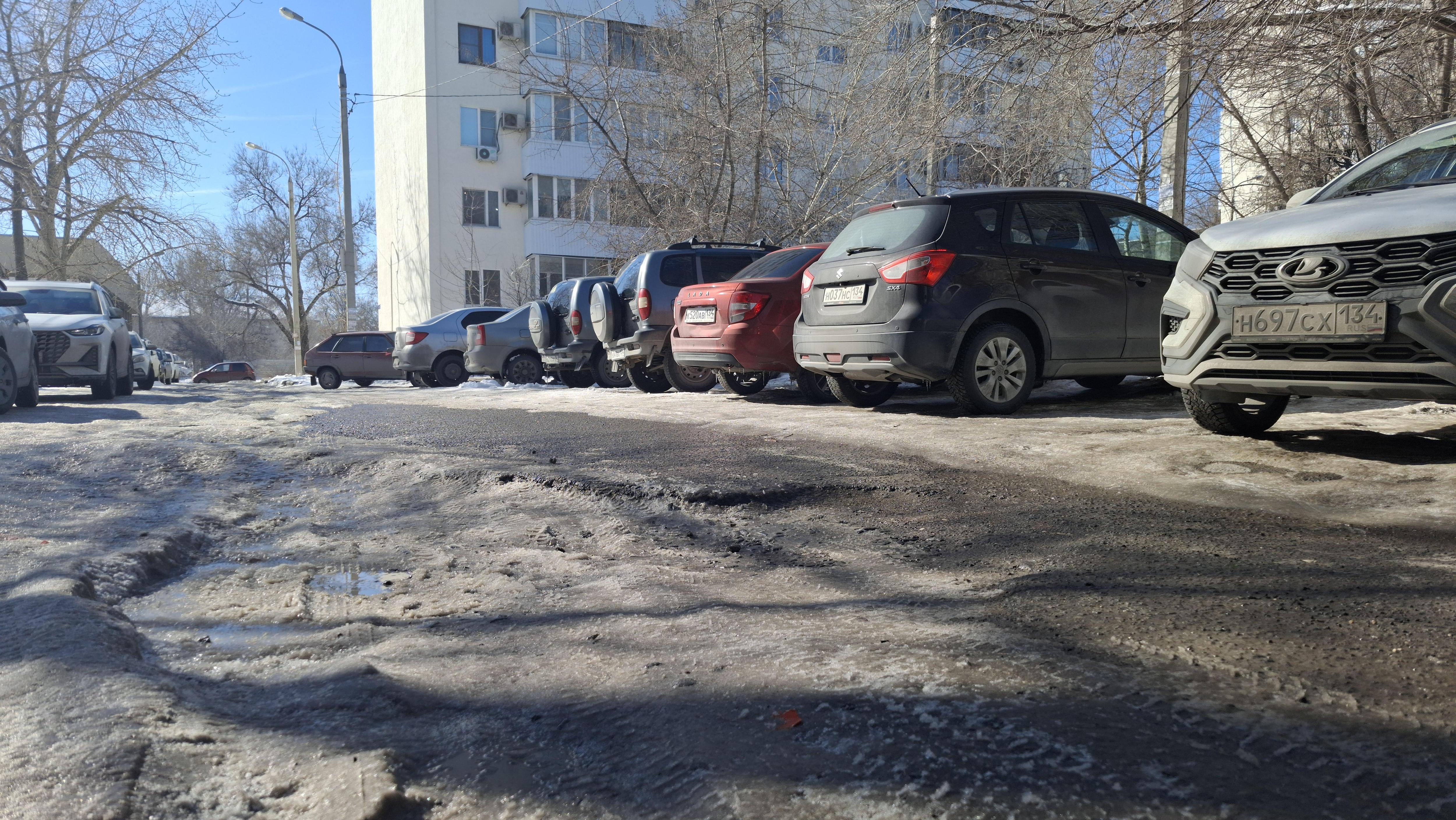 В некоторых дворах состояние дорог может быть и более удручающим