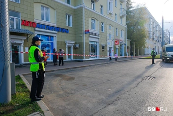 Припарковаться на Уральской нельзя | Источник: Тимофей Калмаков / 59.RU