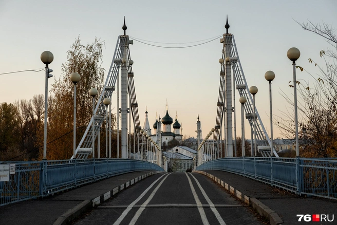 Небо над городом постепенно окрашивается в оранжевые и голубые оттенки | Источник: Александр Куренной / 76.RU