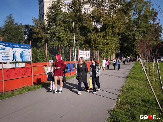 Ребята спешат в школу | Источник: Анастасия Селиверстова / 59.RU