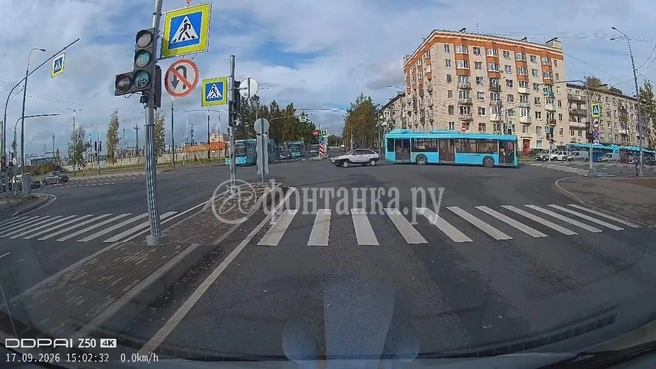 Водитель «Лады» в дрифте ушел от столкновения с автобусом на перекрестке в Колпино | Источник: Фонтанка SPB Online