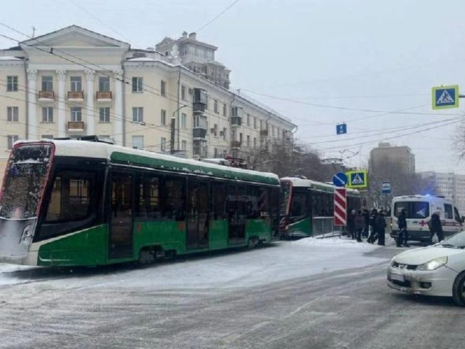 К месту дорожного происшествия прибыла бригада скорой медицинской помощи. | Источник: ГАИ Челябинска
