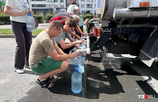 Не сразу, но появилась возможность наливать воду в несколько емкостей одновременно | Источник: Ирина Шарова / 72.RU