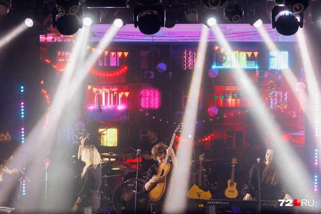 Музыканты многогранны: могут сыграть трогательную и тихую песню, а могут устроить настоящий рок-отрыв с брейкдаунами и сильными соло | Источник: Ирина Шарова / 72.RU