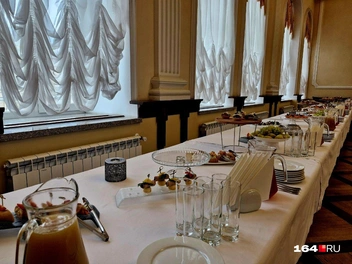 Фуршет для приглашенных | Источник: Виктория Федорова / 164.RU