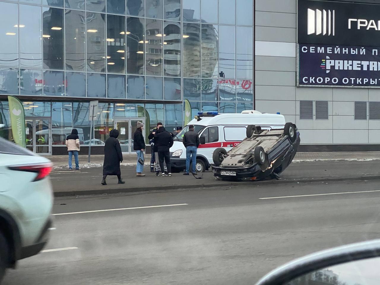 ВАЗ перевернулся и вылетел на тротуар после столкновения с Lada Vesta в центре Челябинска 