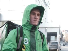 Не видит жилье, но знает каждый угол: квартира слепого курьера Александра Макарова, которую ему помогли купить