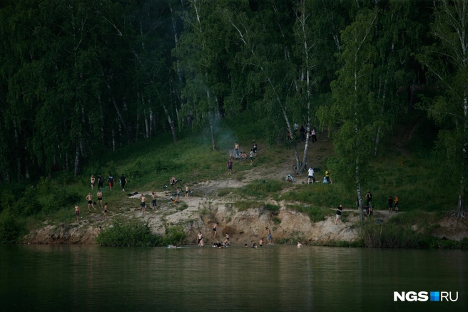 От другого берега слышно много громких звуков | Источник: Андрей Бортко / NGS.RU