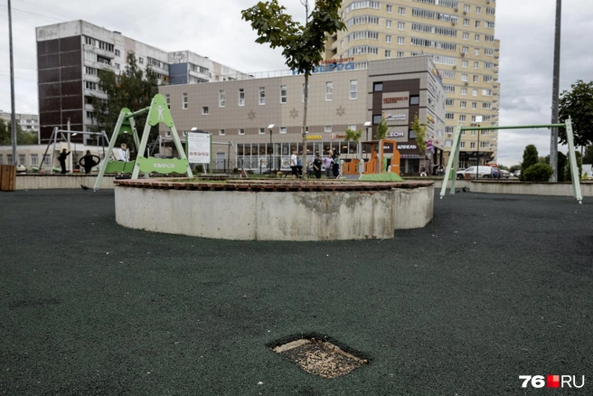 Покрытие детской площадки местами повреждено | Источник: Александр Куренной / 76.RU