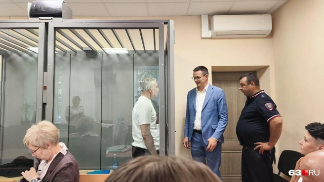 Иван Пивкин беседует со своим адвокатом | Источник: Илья Овсянников / 63.RU