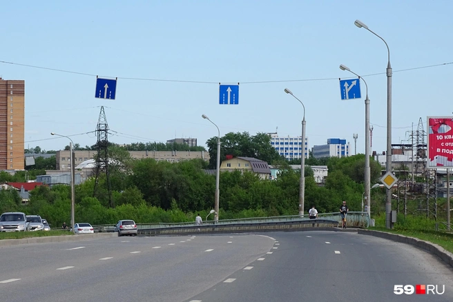 Установленный в крайней правой полосе знак 5.15.2 должны заменить на предписывающий движение только направо, а после съезда должен появиться знак 5.14.1 «Полоса для маршрутных ТС» | Источник: Кирилл Хафизов