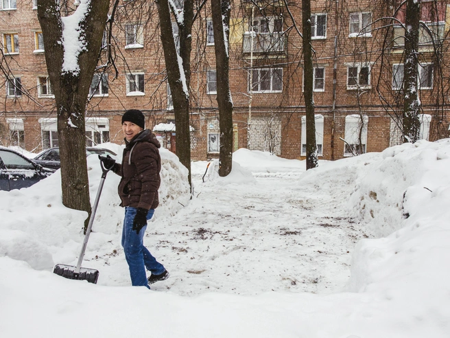 Жители с улыбкой расчищают пространство для своих автомобилей. | Источник: Артем Бауман / 76.RU