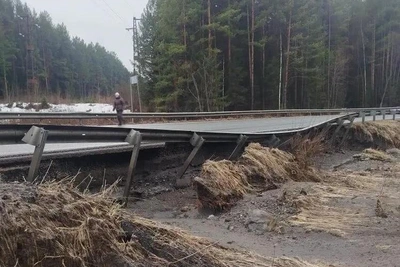На Урале восстанавливают трассу после паводка