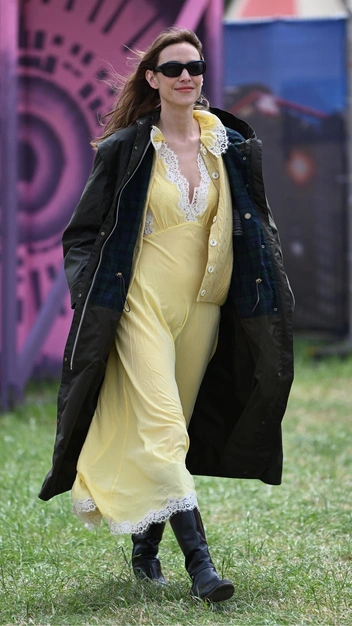 Алекса Чанг выглядит бесподобно в этом винтажном платье — о таком можно только мечтать | marieclaire.ru