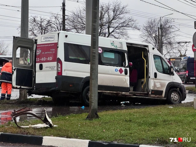 Одна из пострадавших в ДТП маршруток | Источник: Александр Горбанев / 71.RU