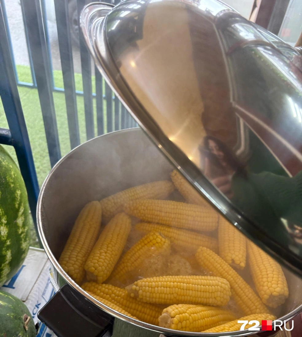 Смотрите, какая аппетитная кукуруза. А вы покупали ее горячую хоть раз в ларьках? | Источник: Мария Токмакова / 72.RU